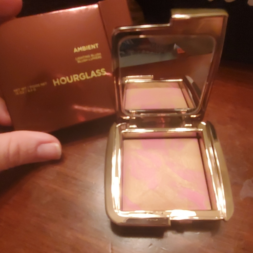 Hourglass Ambient Lighting Blush